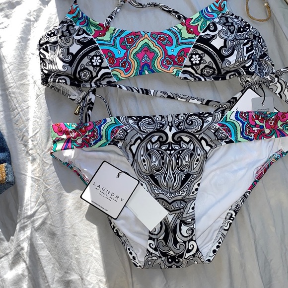 Bikini - Picture 1 of 4